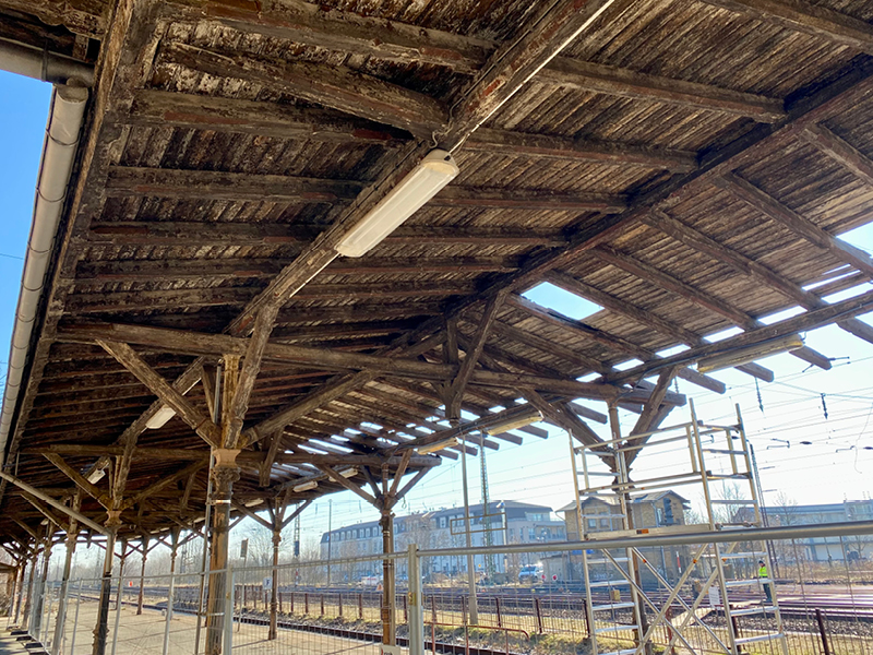 Verschiedene Bahnsteigüberdachungen