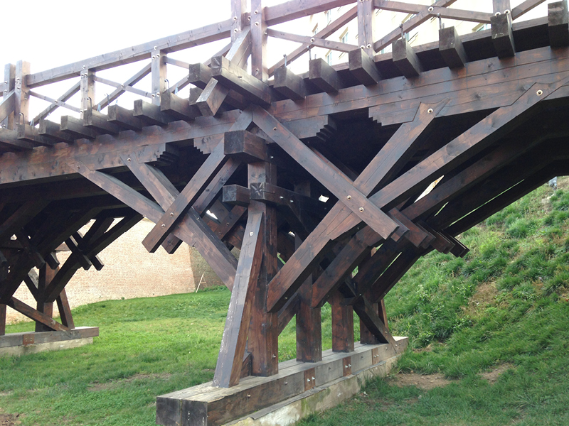 Mangelnder konstruktiver Holzschutz an einer Holzbrücke durch frei liegende Holzverbindungen