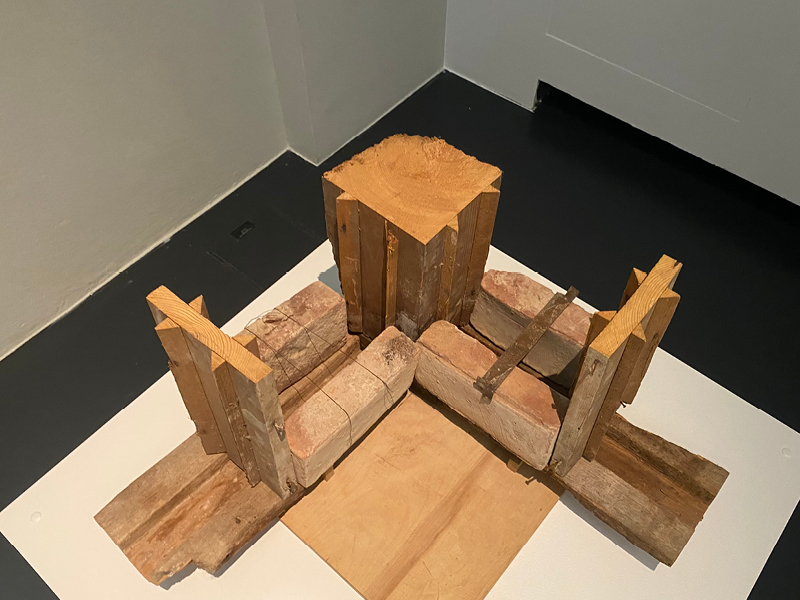 Wandaufbau einer Tessenow-Patentwand mit Holzschäden durch Anobium punctatum