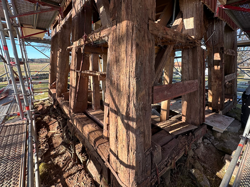 Erhaltene Holzkonstruktion eines freistehenden Glockenturms aus dem Jahr 1260 auf Granitsteinen