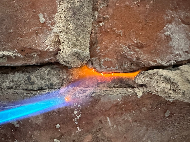 Nachweis von Myzel des echten Hausschwamms im Mauerwerk durch Abflammen von Mörtelfugen