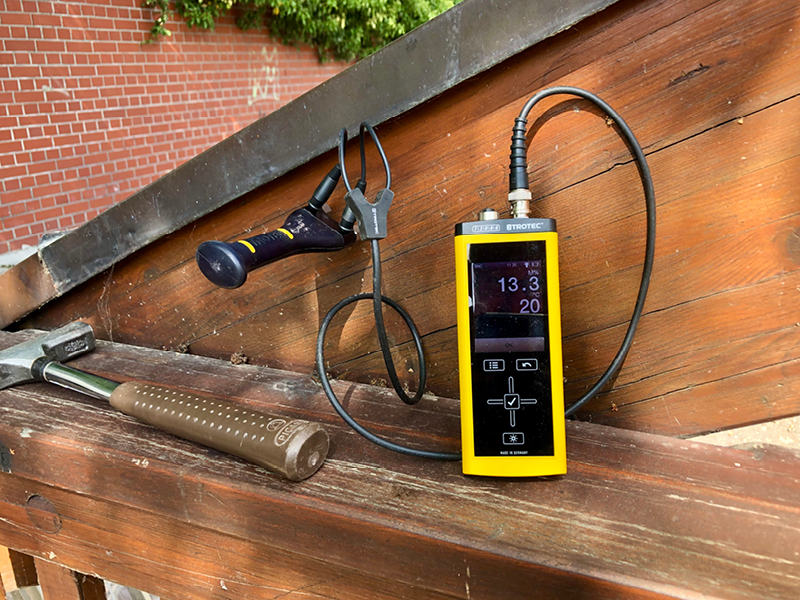 Feuchtemessung an einem Brückenbogen aus Brettschichtholzträger mit Blechabdeckung